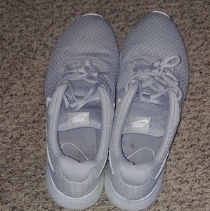 Nike running shoes tanjun